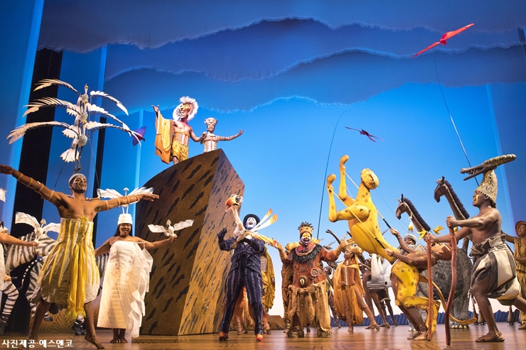 17면 라이온킹_Circle of Life - THE LION KING - Company of the International Tour ⓒDisney